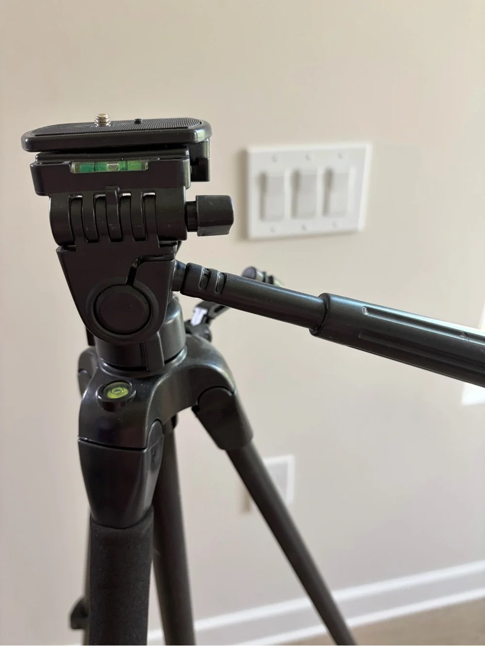 Lightweight Black Camera Sunpak 5858DLX Tripod with 3-Way Pan Head Like New